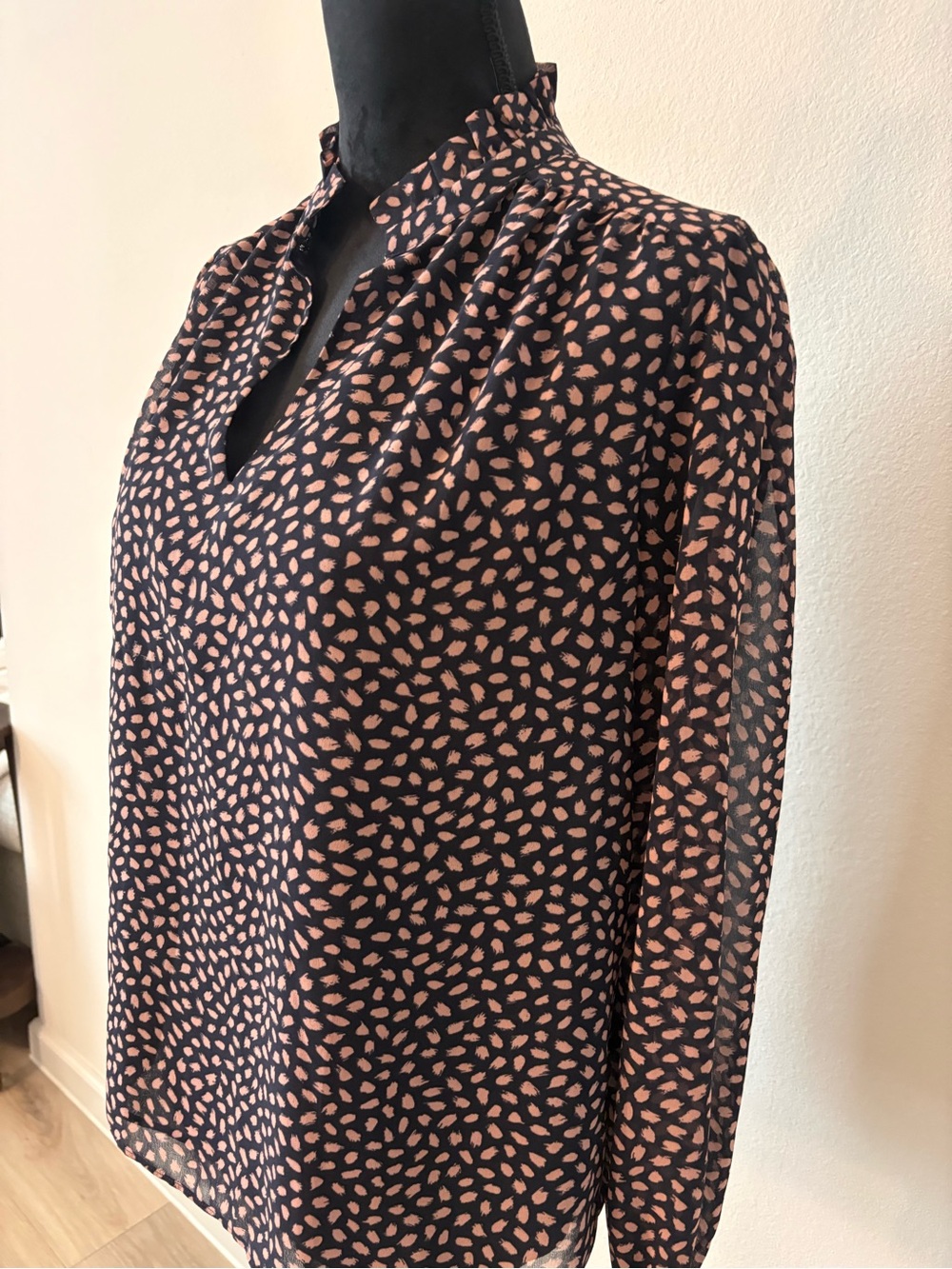 Ann Taylor Navy and Blush Pink Printed V-Neck Long Sleeve Blouse - Picture 7 of 9